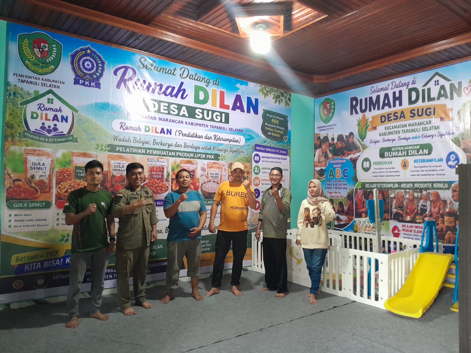 Pemasangan Spanduk Rumah Dilan