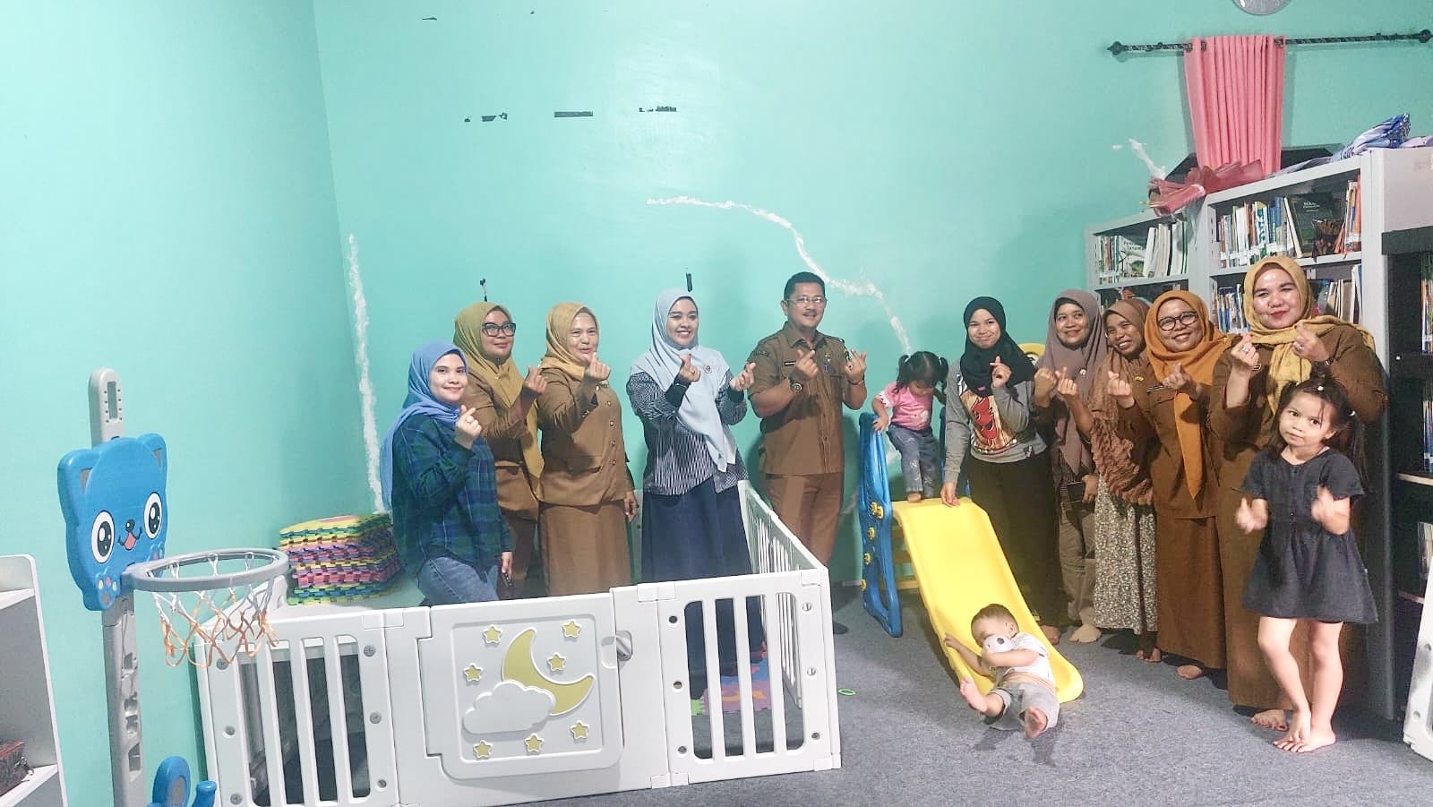 Pemberian alat APE (alat praktek Edukatif) BKB 